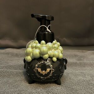 New Bath & Body Works Halloween Cauldron gold Bat Foaming Soap Dispenser